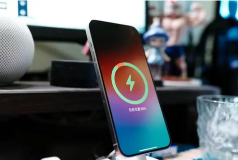 七叉镇苹果15换屏服务分享用什么充电器给iPhone15充电更好 